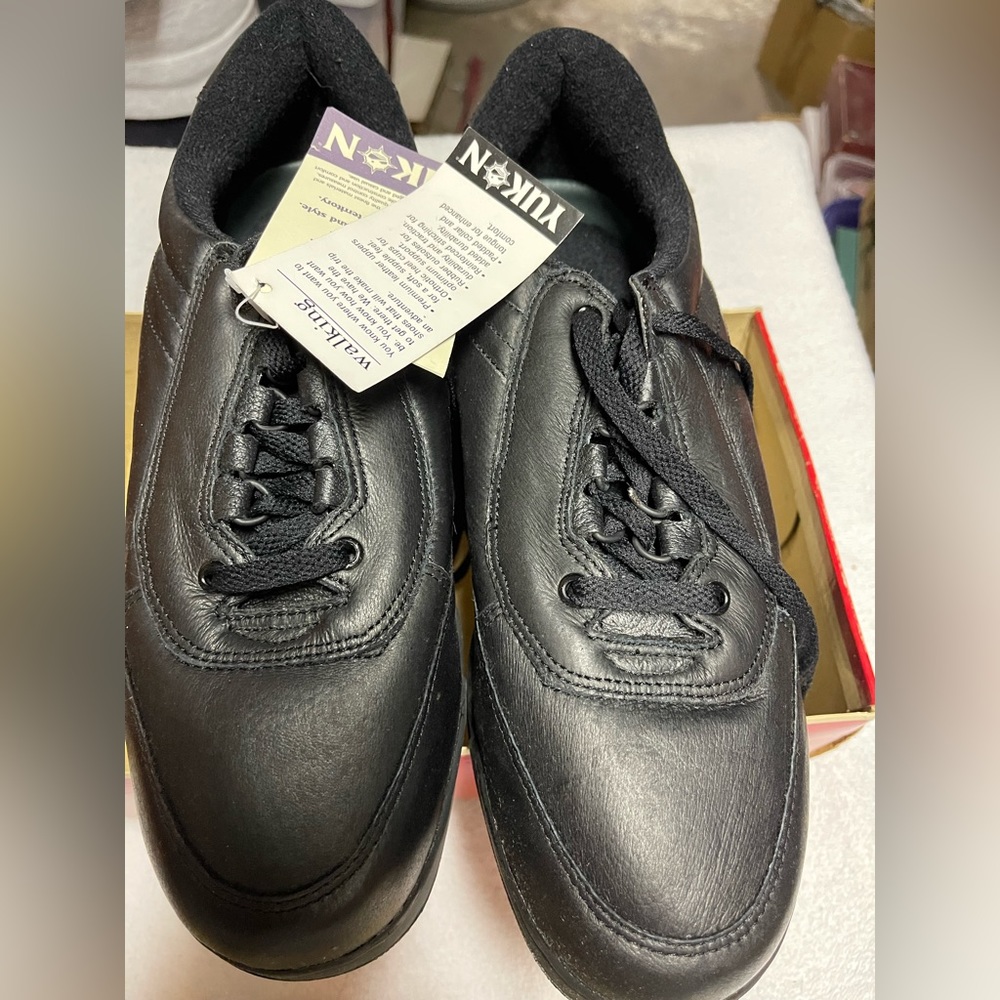 Men shoes in 10.5
